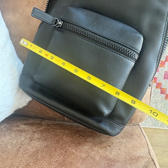 MICHAEL KORS Pebbled Leather Sling Pack - black Authenticated - Picture 14 of 17